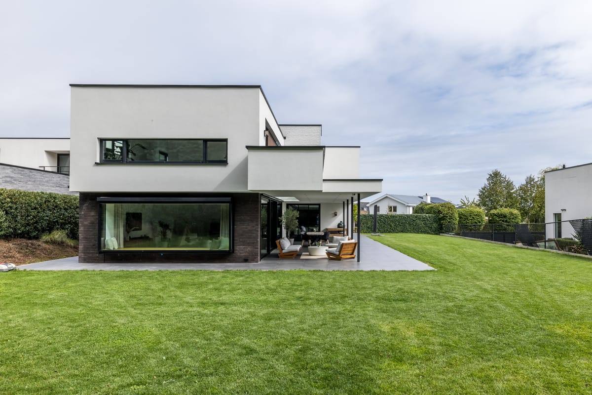 Rear facade with full-height glazing