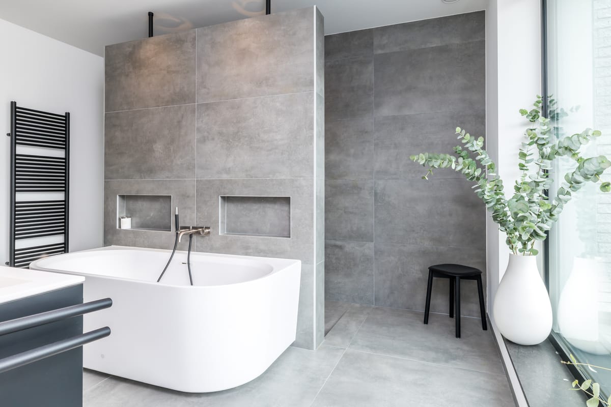 Bath with towel radiator