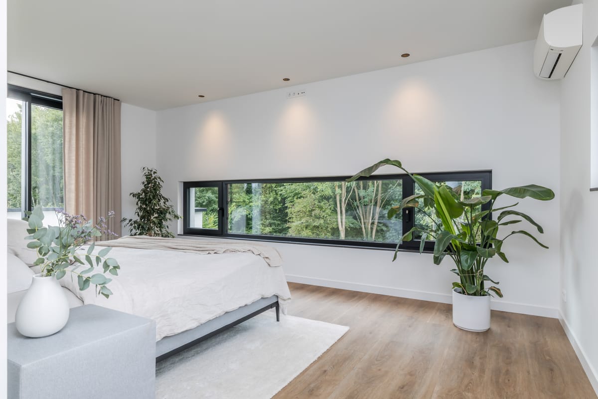 Principal bedroom with ribbon window onto the woods