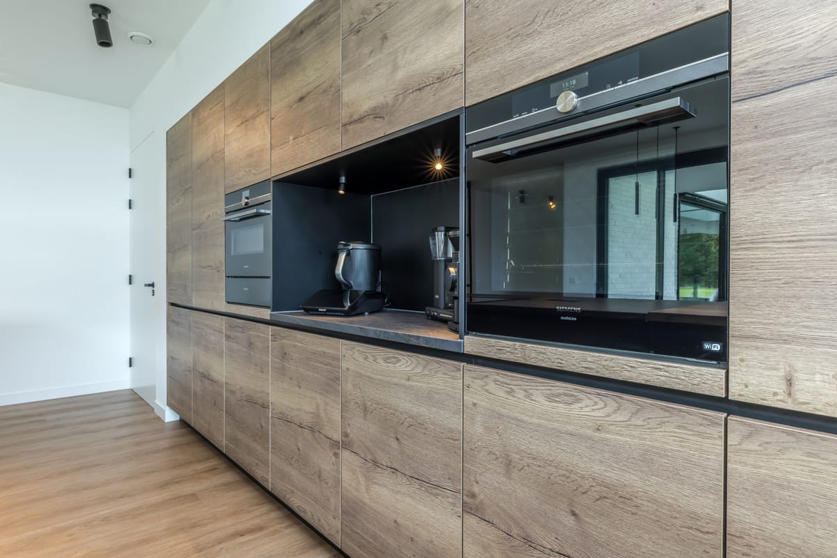 Cabinet wall with built-in appliances